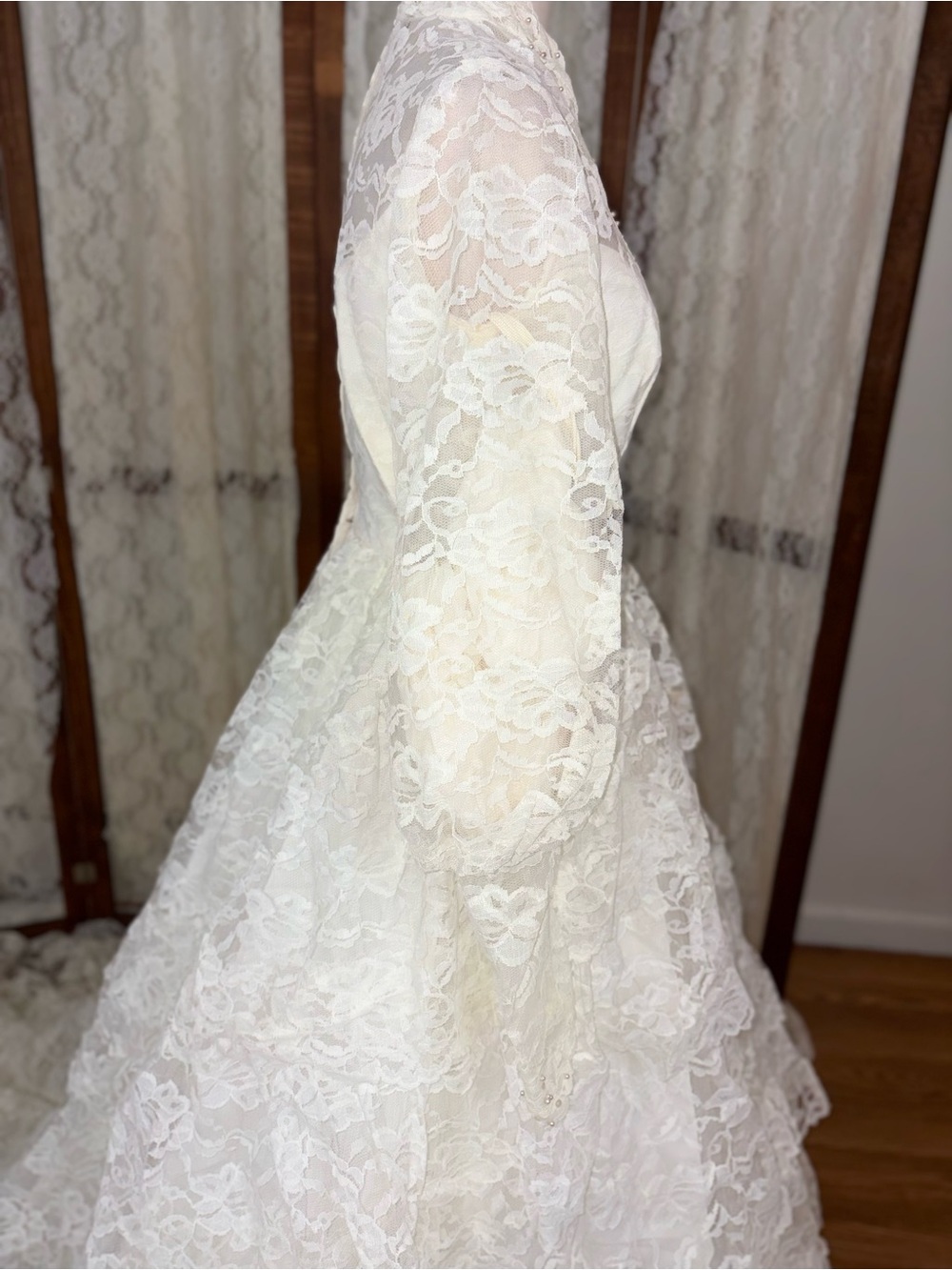 Spectacular Vintage 1950s Tiered Lace Wedding Gown - Picture 4 of 6